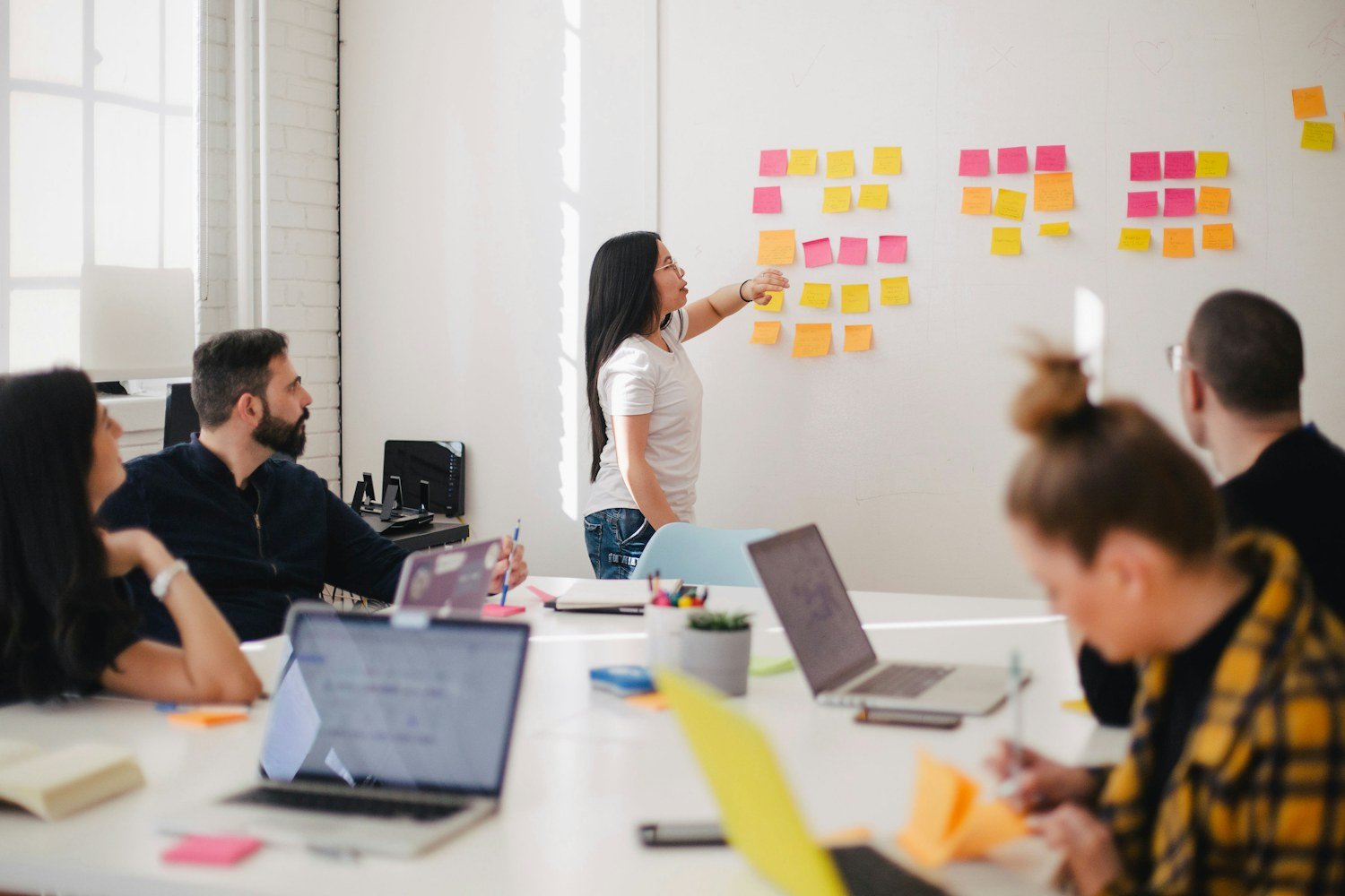 Equipo de trabajo conversando alrededor de una mesa